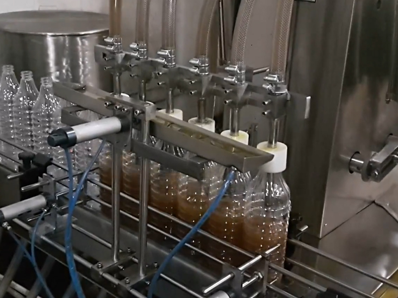 全自动葡萄酒灌装出产线：现代酒庄和酒类加工的沉要设备